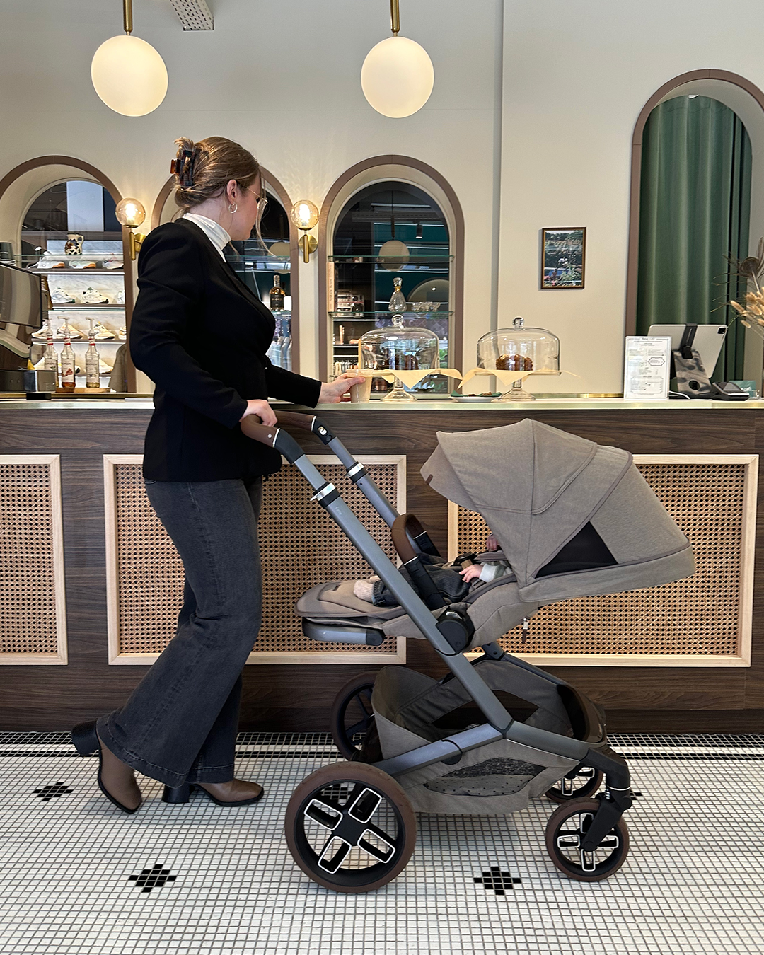 mama con maxicosi fame