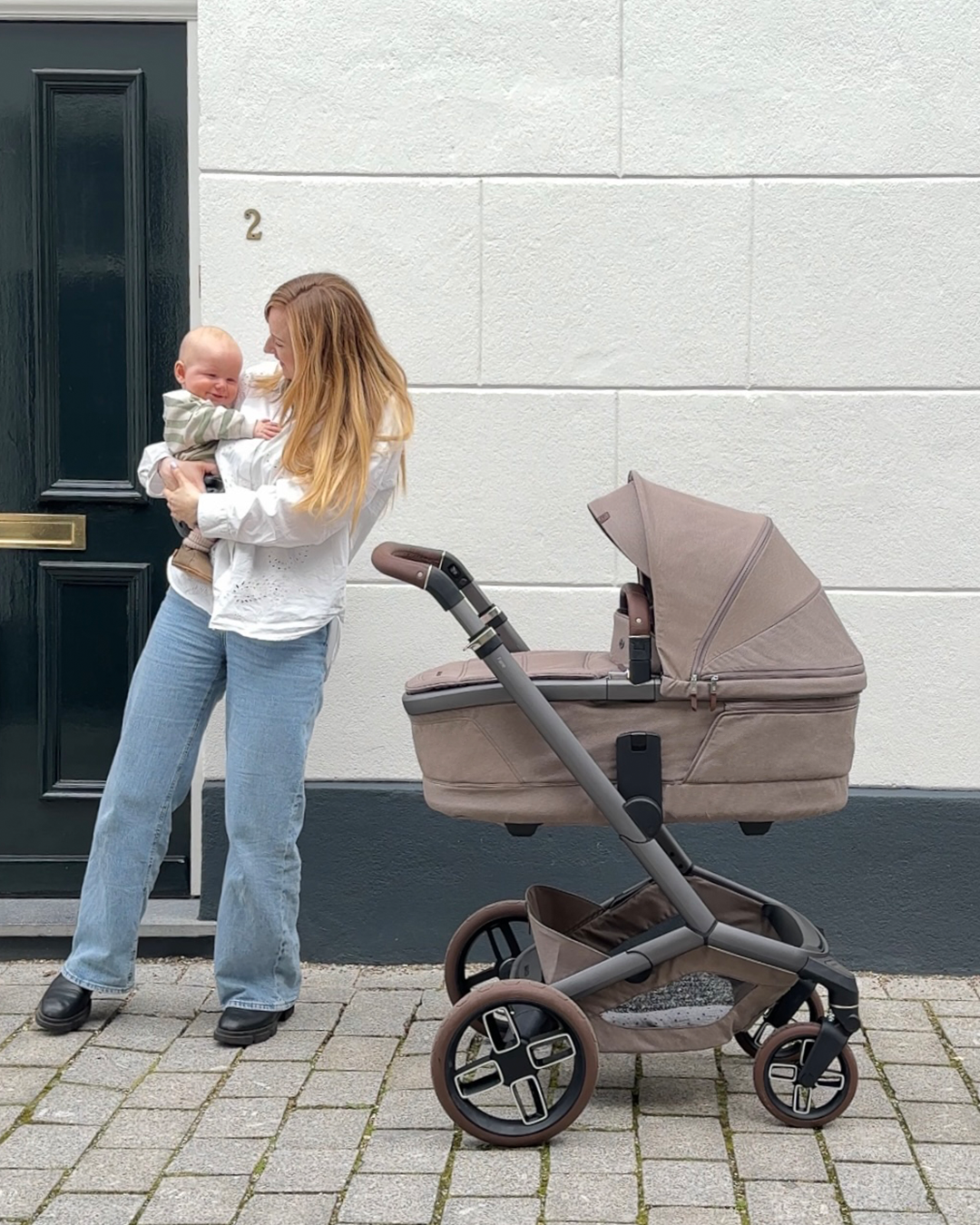 mama con maxicosi fame